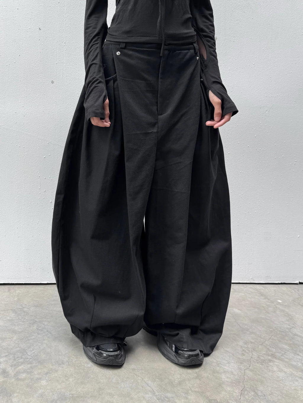 Sagittarius.A+ MULTI RIVET WIDE PANTS