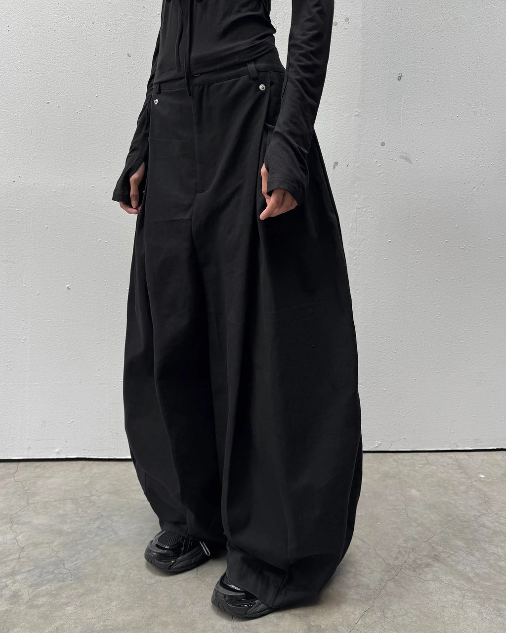 Sagittarius.A+ MULTI RIVET WIDE PANTS